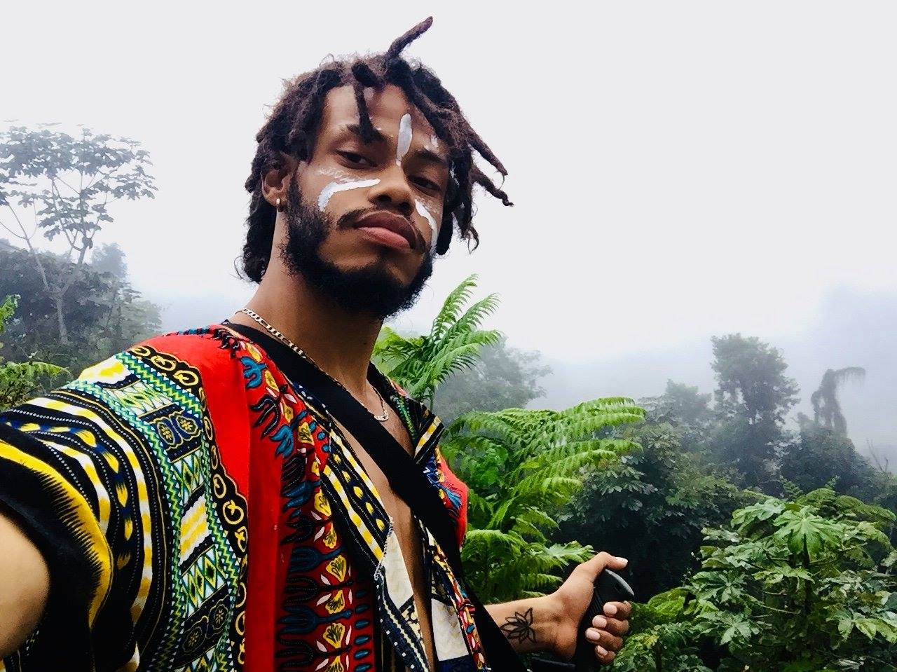 Soular Amor Rey surrounded by ferns and mist