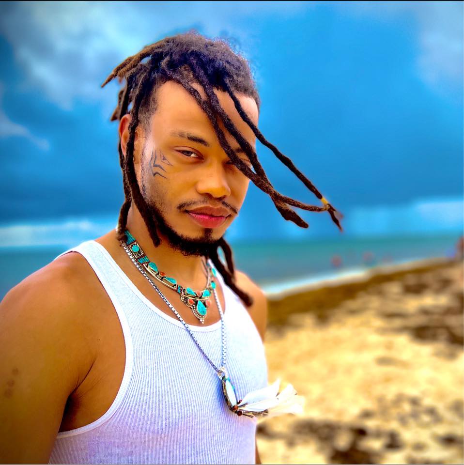 Soular Amor Rey beside the ocean